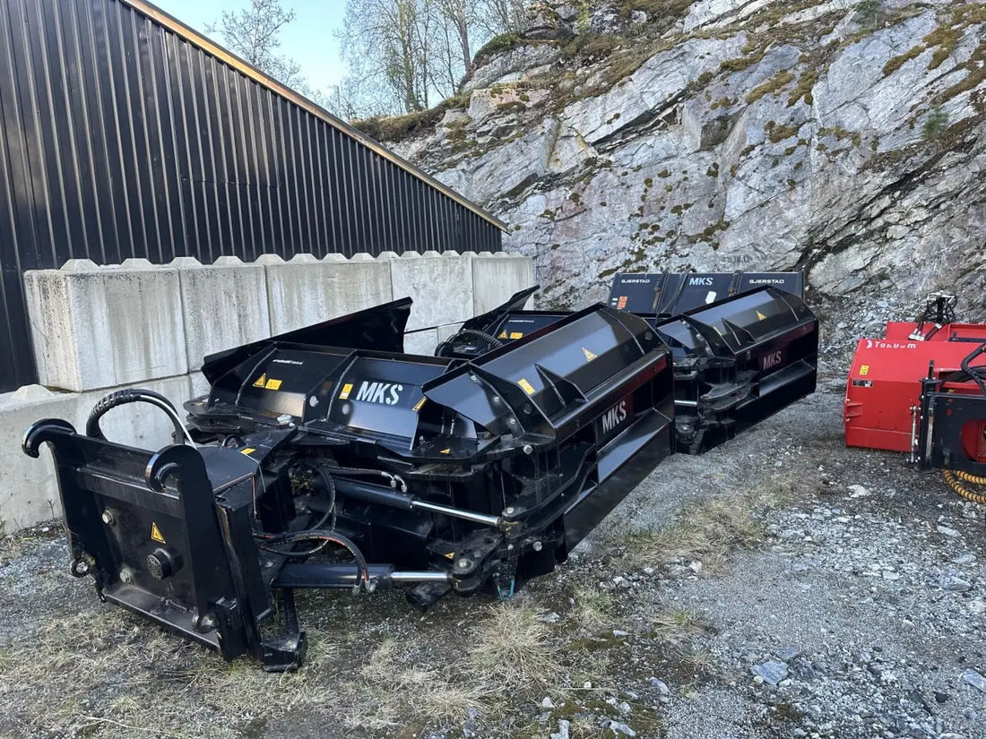 Flere svarte maskinredskaper merket MKS utendørs