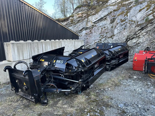 Flere svarte maskinredskaper merket MKS utendørs