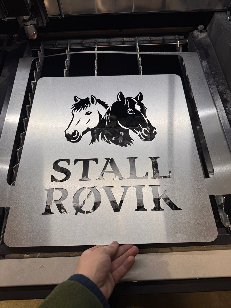 Metallsjablong med hestemotiv og teksten Stall Røvik