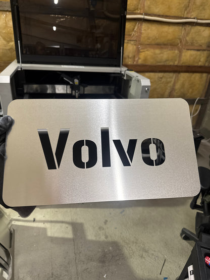 Metallsjablong i aluminium med utskåret Volvo-logo