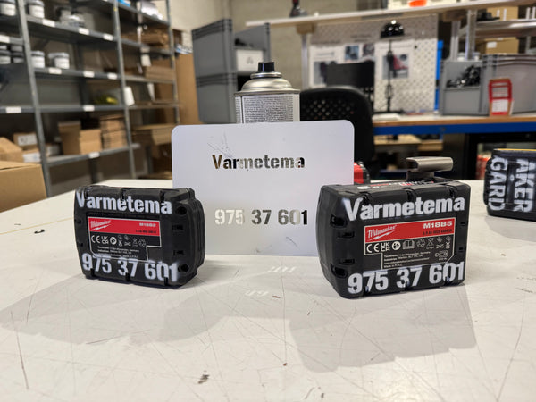 Verktøybatterier merket Varmetema med tilpasset metallsjablong i bakgrunnen