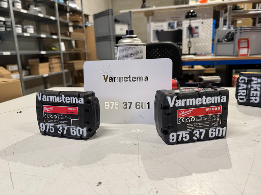 Verktøybatterier merket Varmetema med tilpasset metallsjablong i bakgrunnen