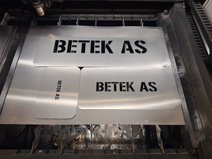 Sjablong med egen tekst eller logo – på mål