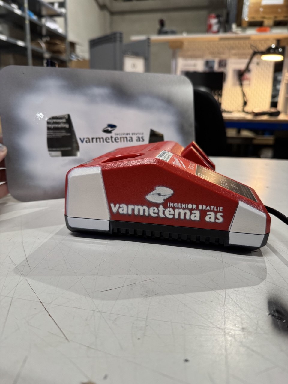 Milwaukee-verktøybatteri merket Varmetema med hvit og rød merking