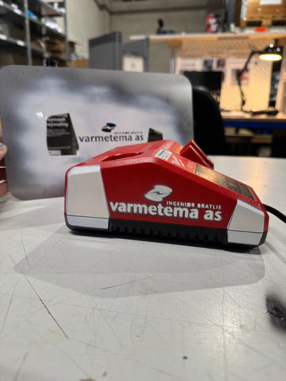 Milwaukee-verktøybatteri merket Varmetema med hvit og rød merking